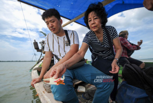 Umat tionghoa mengikuti ritual larung cisuak di pantai kenjeran, Surabaya, Jawa Timur, Minggu, 4 Februari 2024. Persembahyangan dan larung yang digelar sepekan menjelang imlek tersebut sebagai tolak bala memasuki tahun baru Imlek 2575. (Julian Romadhon/Harian Disway)
