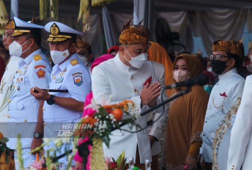 Wali Kota Surabaya, Eri Cahyadi dan Wakil Wali Kota Surabaya, Armuji memimpin jalannya upacara yang digelar di halaman Balai Kota Surabaya, Jawa Timur, Selasa, 31 Mei 2022. Tari-tarian tersebut sebagai acara hiburan dalam resepsi Hari Jadi Kota Surabaya (HJKS) ke 729 yang berlangsung dengan meriah. Gelaran resepsi kali ini berbeda dengan tahun-tahun sebelumnya yang berlangsung di tengah pandemi. Tahun ini, gelaran resepsi kembali digelar semarak. Foto: Faizal Pamungkas 