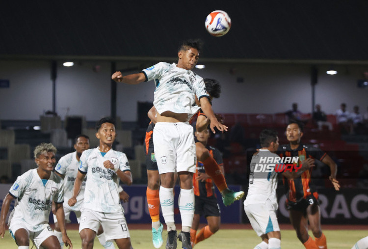 Pesepak bola Rans Nusantara FC Alwi Furqoon (depan) berebut bola dengan pesepak bola Persibo Bojonegoro dalam pertandingan Liga Nusantara 25/26 di stadion Sriwedari, Solo, Jawa Tengah, Sabtu (29/11/2025). Rans Nusantara FC menang 1-0 atas Persibo Bojonegoro. HARITSAH ALMUDATSIR/HARIAN DISWAY