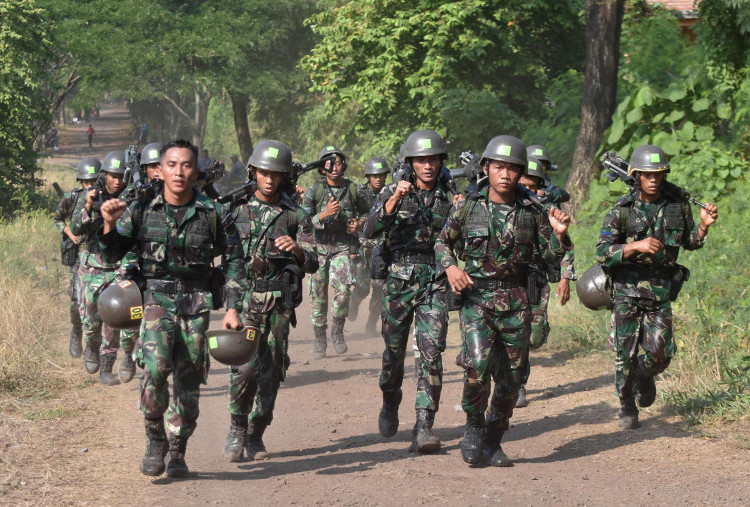 Atlet Binsat Brigif 2 Marinir membuktikan menjadi yang terbaik pada pertandingan Cross Country Binsat tersebut  dengan melaksanakan kerjasama yang baik dalam tim . Untuk mencapai  kemenangan , mereka mulai dari perwira, bintara dan tamtama yang saling bahu membahu dengan satu tujuan, yaitu focus untuk kemenangan. Mereka melalui rute lomba dengan mengenakan Pakaian Dinas Lapangan Lengkap . Memakai Helm, Sabuk Kopel, dan memanggul senjata. 



 Foto : Koptu Mar Moch Ainul Yakin 


