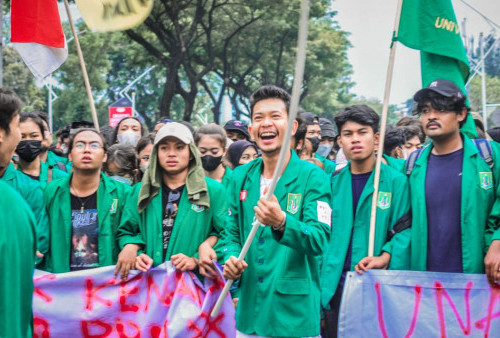 Mahasiswa dari Universitas Nasional (Unas) melakukan long march dari arah Senayan menuju gedung DPR RI dalam aksi unjuk rasa 11 April 2022