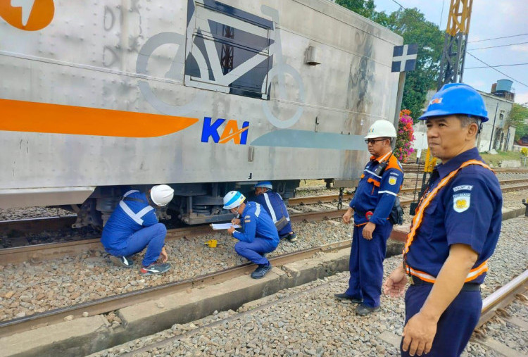 Jelang Nataru, KA Daop 8 Benahi Sarana dan Prasarana