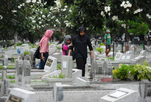 Tidak hanya sekadar mengenang, ziarah makam juga menjadi momen refleksi untuk menilai bagaimana kita telah hidup selama ini. Dengan serangkaian pertanyaan dan doa yang dipanjatkan, tradisi ziarah makam ini menjadi lebih dari sekadar kunjungan ke tempat yang sunyi. Ia menjadi titik awal bagi banyak orang untuk melakukan introspeksi mendalam dan bertekad untuk memperbaiki diri di masa yang akan datang.