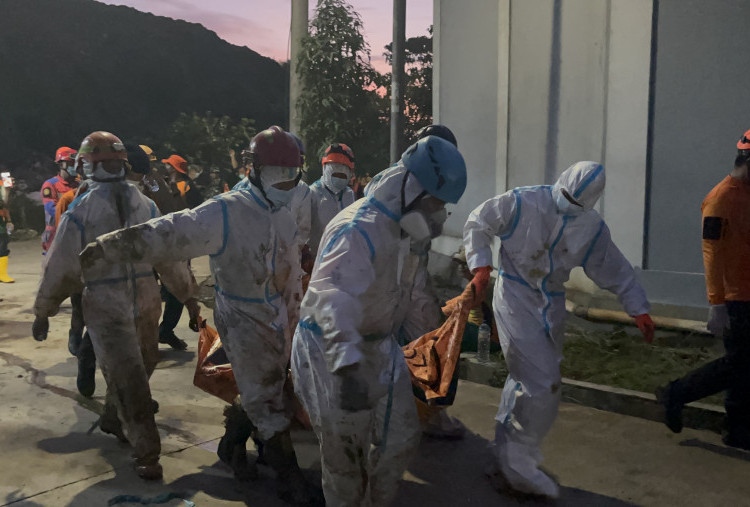 Satu Jenazah Ditemukan Lagi di Longsor TPST Bantar Gebang, Total Korban Meninggal Enam Orang
