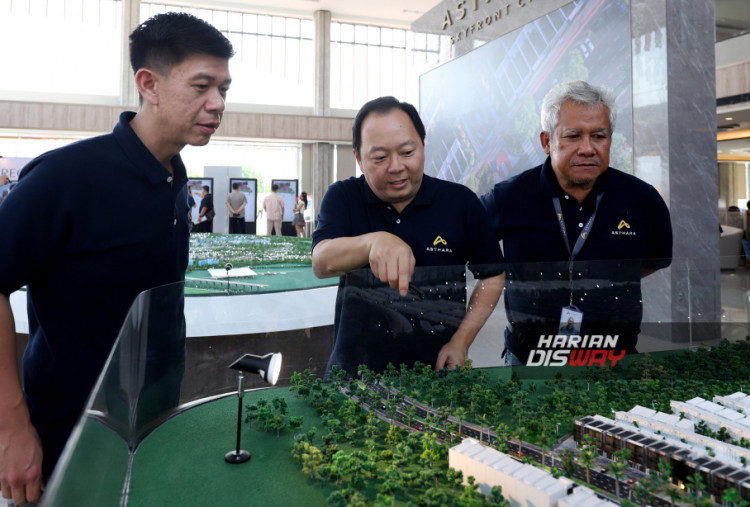 Kiri-kanan: Head of Sales and Marketing, Fresco Prasetya; CEO Asthara Skyfront City, Supardi Ang; dan Head of Planning & Design and Infrastructure Asthara Skyfront City, Ir. Budi Cahyono, hadir dalam acara pemilihan unit di Marketing Gallery Asthara Skyfront City. Cluster allurea pada tahap pertama habis terjual dalam sesi pemilihan unit yang diadakan pada Sabtu, 12 Juli 2025, menunjukkan tingginya minat masyarakat terhadap hunian strategis yang dekat dengan Bandara Internasional Soekarno Hatta.
