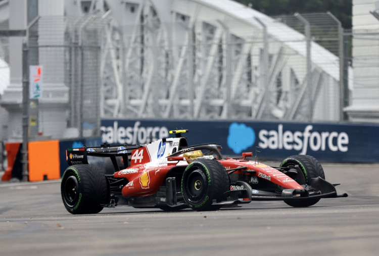 Sprint Race Grand Prix Singapura, Sabtu (10 Oktober), Hujan lebat mengguyur Singapura hanya sekitar sepuluh menit sebelum Sprint. Memaksa F1 menunda start hingga 30 menit. Ketika lomba berjalan, khas lomba basah, banyak insiden terjadi mengakibatkan yellow flag dan safety car. Foto: Dewo Pratomo (Dhewayono) / Disway
