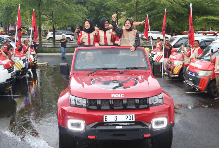 Tanggap Bencana, Tri Rismaharini Apresiasi Sopir Ambulans yang Bekerja Tanpa Libur dan Tanpa Pamrih