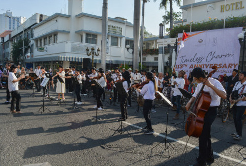 Teatrikal Perobekan Bendera Satukan Komunitas-Komunitas Seni di Surabaya