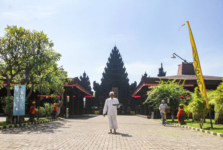 Pura Agung Jagat Karana Raih Juara 1 Kategori Culture and Religion Based Tourism dalam Surabaya Tourism Awards 2025