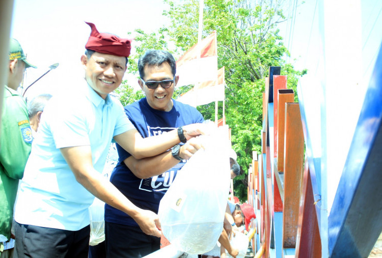 Pelepasan Ribuan Bibit Ikan di Sungai Gembong Kota Pasuruan