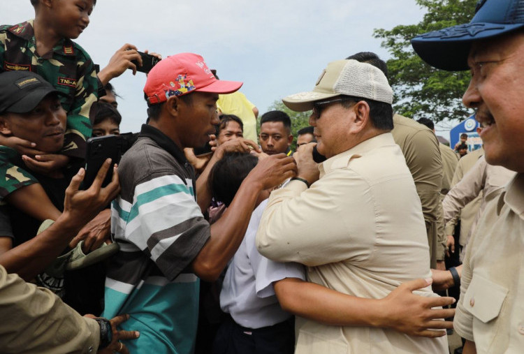 Prabowo Peluk Warga Karawang, Momen Hangat Kunjungan Presiden