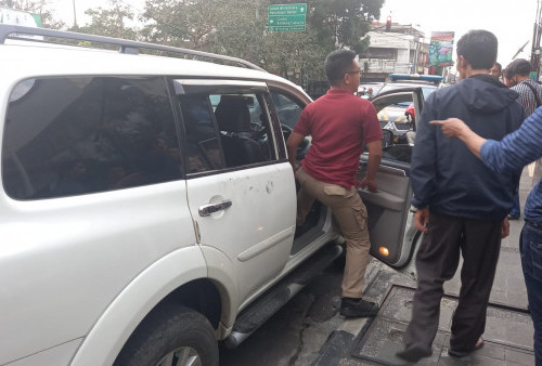 Suara Brak....! Detik-detik Pelaku Pecah Kaca di Jalan Otista Kota Tasik Bawa Kabur 300 Juta di Mobil Pajero 