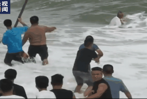 Aksi Heroik Tiga Pria Bahu Membahu Demi Selamatkan Bocah 4 Tahun dari Gulungan Ombak Laut