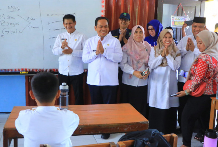 Tinjau MBG di SDN Gandasari, Pj Wali Kota Sebut Siswa Titip Salam ke Prabowo-Gibran