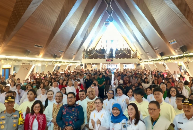 Hadiri Misa Natal, Bang Doel Ajak Jemaat Doakan Korban Bencana Alam