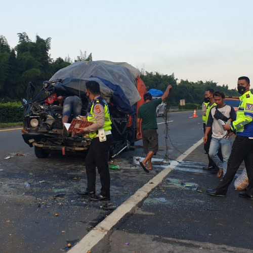 Pickup Tabrak Truk Mogok Kehabisan BBM di Jalan Tol Tangerang-Merak