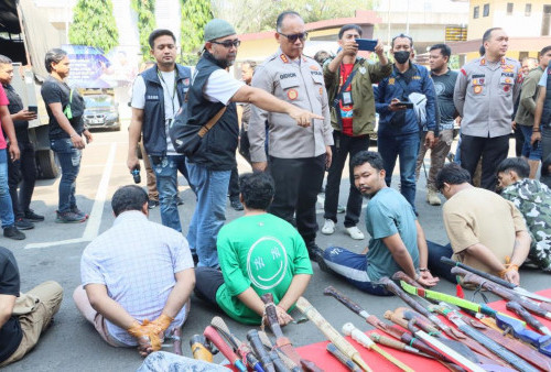 Polisi Amankan 34 Orang di Penggrebekan Kampung Bahari