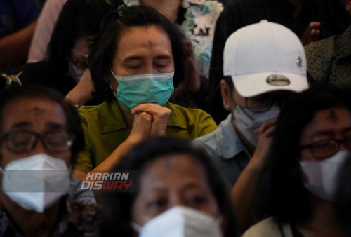 Umat Katolik berdoa setelah melakukan prosesi mengoles abu di Gereja Katolik Kristus Raja Surabaya, Jawa Timur, Rabu (22/2/2023). Umat Katolik mengawali masa Prapaskah dengan peringatan Rabu Abu, yaitu mengoleskan abu di dahi. Selama masa Prapaskah atau 40 hari ke depan, umat Katolik melaksanakan pantang dan puasa untuk menyambut Paskah atau hari kebangkitan Tuhan Yesus Kristus. (foto: Julian Romadhon)
