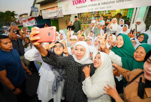 Khofifah Blusukan ke Pasar Templek Blitar, Puji Kualitas Sayur Premium