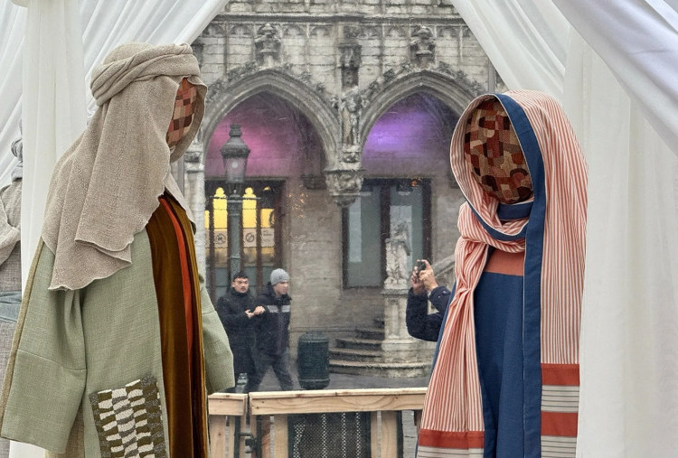 Kontroversi Figur Tanpa Wajah dalam Instalasi Natal Grand-Place, Brussels, Berujung Bayi Yesus Dicuri