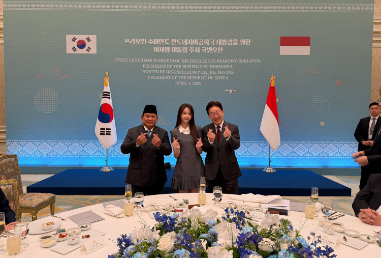 Diplomasi 'Finger Heart' di Blue House, Momen Hangat Presiden Prabowo dan Carmen Hearts2Hearts