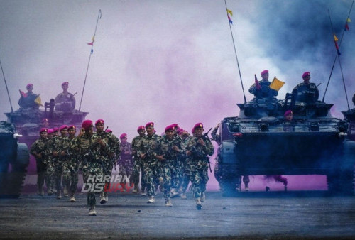 Sejumlah personil TNI Angkatan Laut melakukan atraksi untuk penyambutan kunker Menhan RI Letnan Jenderal (Letjen) TNI (Purn) Prabowo Subianto sekaligus pengangkatan menjadi warga kehormatan Korps Marinir di Lapangan Hitam, Kesatrian Marinir Sutedi Senaputra Karangpilang, Surabaya, Jawa Timur, Selasa (14/2/2023). Pada kesempatan tersebut Menhan RI Letnan Jenderal (Letjen) TNI (Purn) Prabowo Subianto diangkat menjadi warga kehormatan Korps Marinir, sebuah penghargaan yang diberikan kepada pejabat negara atas perhatian dan kontribusinya kepada Korps Marinir. (foto: Julian Romadhon)