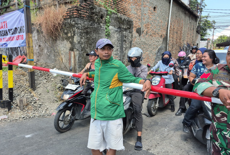 Usai Insiden Maut Bekasi Timur, Palang Besi Dipasang di Perlintasan KA