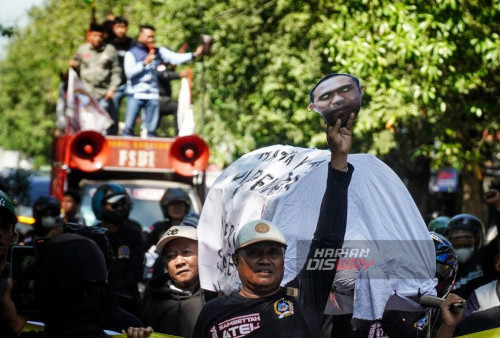 Meski dihalangi oleh petugas dan adanya pagar kawat pembatas, massa tetap berupaya menyegel PN Surabaya. Mereka memasang spanduk besar berukuran 3x4 meter bertuliskan 