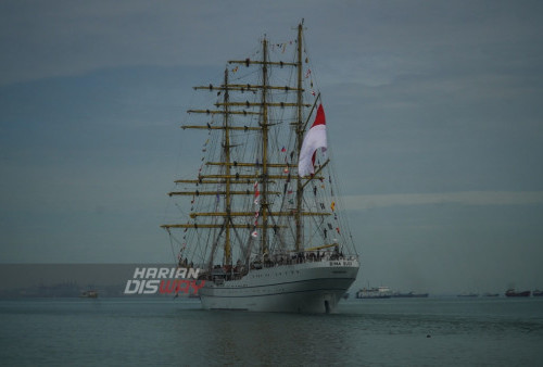 KRI Bima Suci melakukan pelayarannya Latihan Praktek (Lattek) Kartika Jala Krida (KJK) Tahun 2023 Taruna Akademi Angkatan Laut (AAL) Tingkat III Angkatan ke-70 selama 214 hari usai diberangkatkan di Koarmada II, Surabaya, Jawa Timur, Minggu (2/4/2023). Pelayaran KRI Bima Suci yang mangangkut sebanyak 145 Taruna AAL Tingkat III Angkatan ke-70 dengan rute pelayaran yakni Surabaya, Batam, Srilanka, Oman, Arab Saudi, Mesir, Algeria, Perancis, Belanda, Inggris, Norwegia, Skotlandia, Jerman, Spanyol dan Tunisia tersebut ditempuh selama 214 hari. (foto: Julian Romadhon)