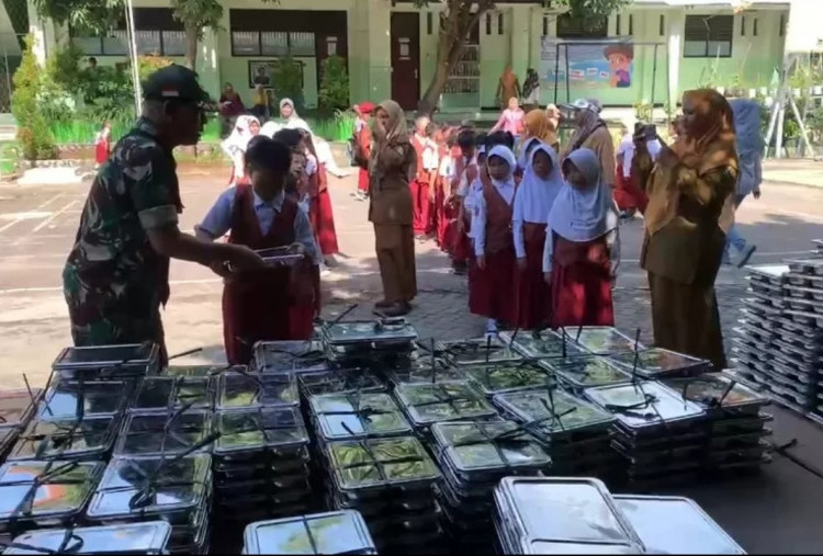 Sebanyak 687 Porsi Makan Bergizi Gratis di Bagikan ke Siswa SDN 4 Jatiasih