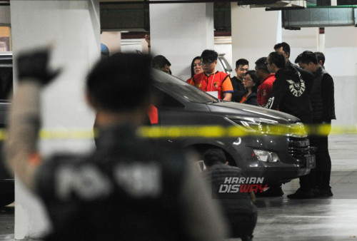 Tersangka Ronald Tannur, anak Dewan Perwakilan Daerah (DPR) memperagakan adegan saat rekonstruksi kasus penganiayaan korban Dini Sera Afranti di basement Lenmarc Mall, Surabaya, Jawa Timur, Selasa, 10 Oktober 2023. Rekonstruksi yang dilakukan di basement tersebut memperagakan 41 adegan kasus penganiayaan terhadap Dini Sera Afranti wanita asal Sukabumi. (Julian Romadhon/Harian Disway)
