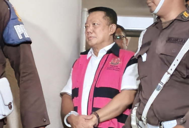 10 Jam Diperiksa, Eks Jampidsus Febrie Adriansyah Bungkam soal Kasus TPPU