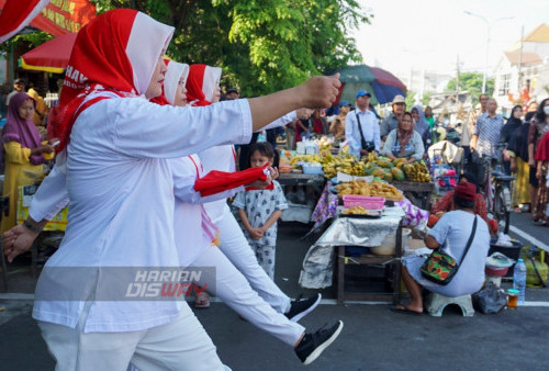 Warga mengikuti upacara bendera di Pasar Tradisional Karang Menjangan, Surabaya, Jawa Timur, Kamis, 17 Agustus 2023. Upacara bendera yang diikuti sebanyak 20 warga itu dilaksanakan dalam rangka memperingati HUT ke-78 Kemerdekaan RI. (Ahmad Rijaluddin Erlangga/Harian Disway)
