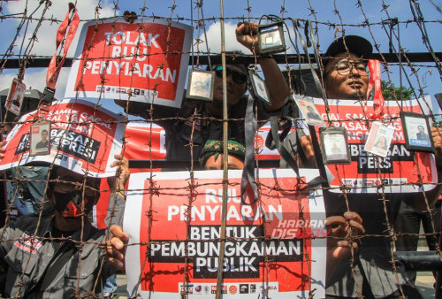 Tolak RUU Penyiaran, Puluhan Jurnalis Surabaya Gelar Aksi di Depan Gedung Grahadi 