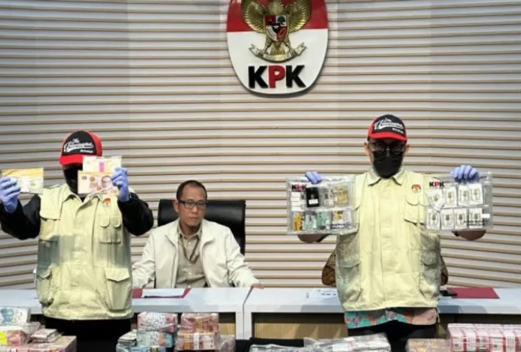 KPK Temukan Uang Rp934 Juta dalam Tong Biru di Rumah Adik Bupati Klaten