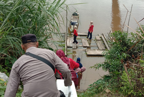 Seberangi Sungai Rawas, Door to Door Demi Percepat Vaksinasi Booster