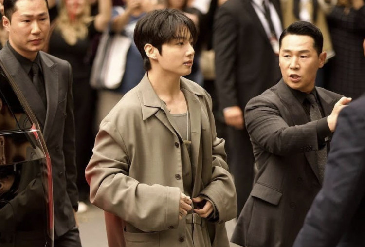 Jungkook BTS Hadiri Show Calvin Klein di NYFW, Kalung Taco Bikin Salfok