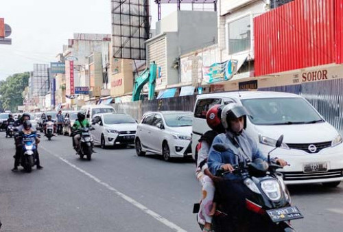 Memaksa Parkir di Badan Jalan HZ, Pengemudi Terancam Sanksi Tegas