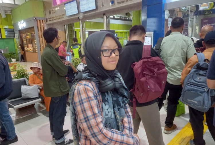 Cerita Mahasiswi UGM Tertahan Berjam-jam di Stasiun Gambir Akibat Kecelakaan Kereta di Bekasi