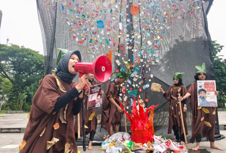 Mikroplastik Kontaminasi Aliran Darah Ibu-Ibu di Gresik