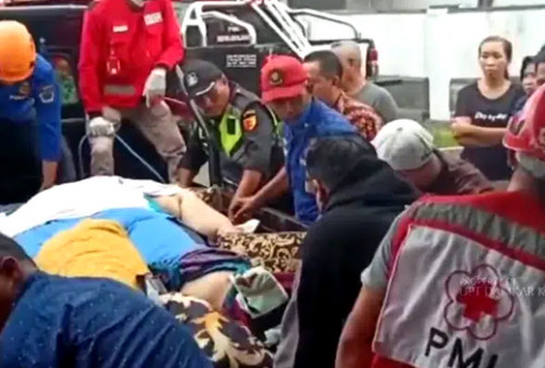 Pria 275 Kg Dievakuasi Karena Sling Lift Putus, Gunakan Pick Up Bawa ke Rumah Sakit