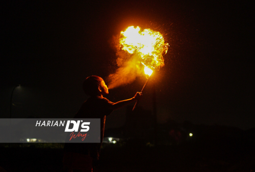 Tak hanya bermain bola api, sejumlah anak di kawasan tersebut juga melakukan atraksi ekstrem menyembur api obor di Tubanan, Surabaya Barat, Jawa Timur, Minggu 24 April 2022 malam. Kegiatan yang diselenggarakan oleh Kampung Dolanan Surabaya tersebut untuk melestarikan permainan tradisional sepak bola api yang biasa dilakukan pada bulan Ramadhan. 