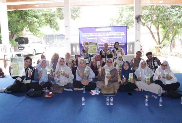 Mahasiswa Farmasi Universitas Esa Unggul Edukasi Warga Cikiwul Olah Serai Jadi Spray Anti Nyamuk Herbal