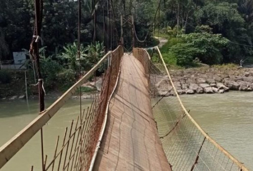 Jembatan Gantung Putus, Pengendara Jatuh ke Sungai 