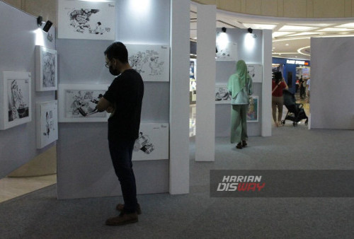 Pengunjung menyaksikan lukisan karikatur yang dipajang di Tunjungan Plaza 6 Surabaya, Jawa Timur, Minggu, 10 September 2023. Pameran karikatur diadakan dalam rangka pesta demokrasi menjelang Pemilu 2024 karya dari GM Sudarto, Pramono R Pramoedja, Itok Isdiyanto, Thomas Lionar, Non-o (Sudi Purwono), Anwar Rosyid, Gatot Eko Cahyono (Gatote) yang digelar tanggal 8 hingga 10 September 2023 ini mengusung tema 