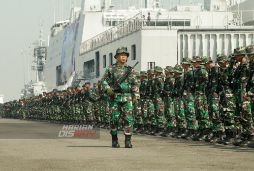 Prajurit TNI mengikuti Apel Gelar Kesiapan Latihan Gabungan (Latgab) TNI di Dermaga Ujung Koarmada II, Surabaya, Jawa Timur, Kamis, 27 Juli 2023. Latihan gabungan (Latgab) yang dimulai pada 29 Juli hingga 1 Agustus 2023 dan diikuti sebanyak 5,231 prajurit dari tiga matra yakni TNI AD, TNI AL dan TNI AU, tersebut untuk meningkatkan profesionalisme dan interoperabilitas antara prajurit TNI dari tiga Matra. (Moch Sahirol/Harian Disway)