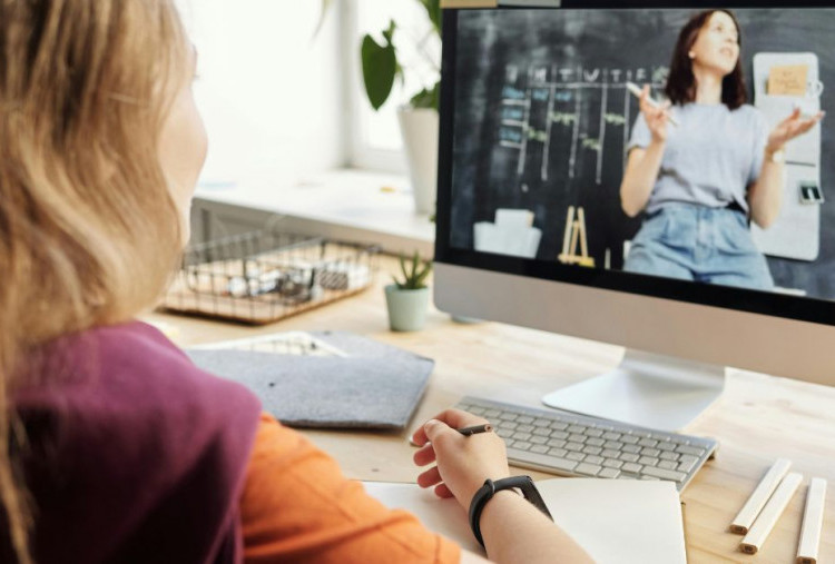 4 Situs Mengajar Online yang Bisa Membantu Hasilkan Saldo DANA Gratis