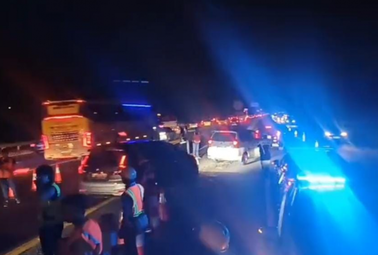 Tol Japek Malam Ini Ramai Pemudik, Contraflow KM 55-70 Mulai Diterapkan