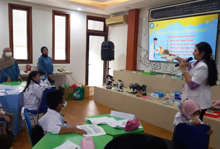 Sehari Jadi Dokter Hewan Cilik di Bionas Lab, Anak-Anak Diajak Tak Biarkan Kucing Makan Tikus