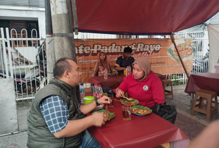 Legendaris, Nikmatnya Sate Padang Rajo Roxy Selalu Ramai